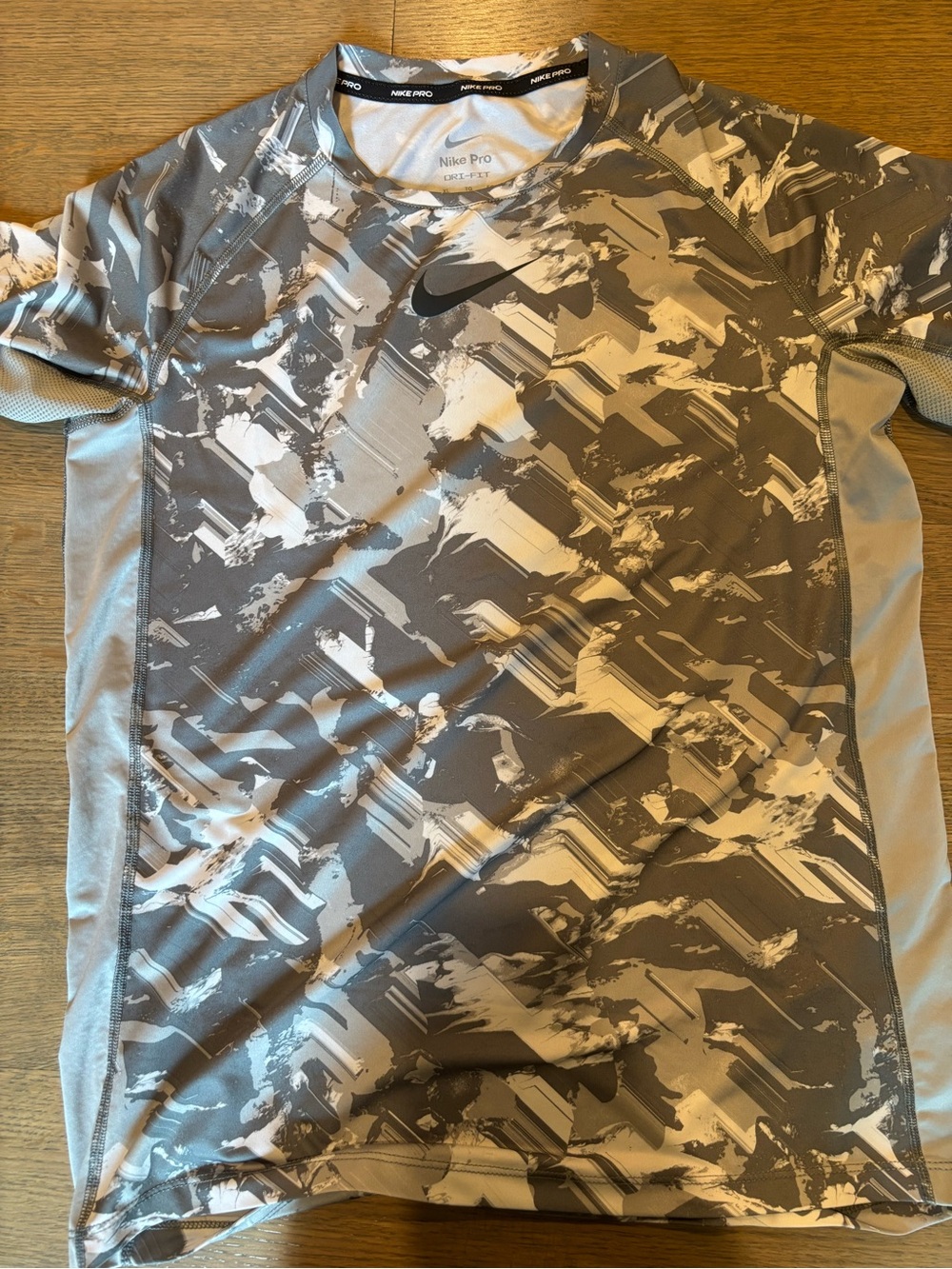 Nike Gray and White Patterned Athletic Short Sleeve Shirt